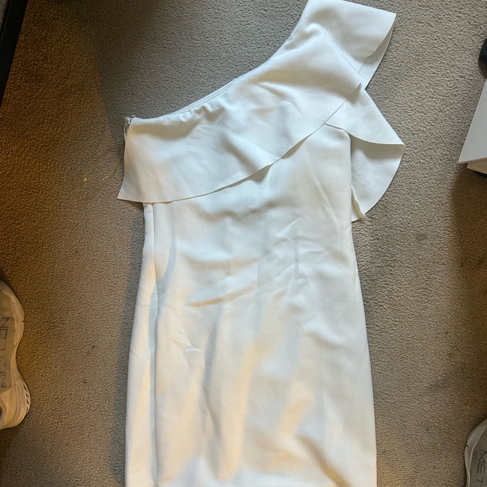 DO+BE Chic White One-Shoulder Dress
